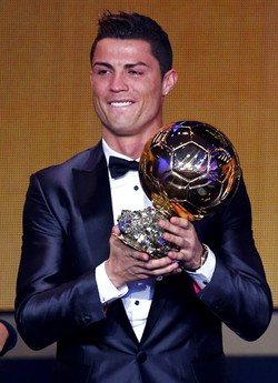 Ronaldo terlihat emosional usai meraih Ballon d'Or. Sesaat setelah menerima penghargaan tersebut, pemain bintang Real Madrid dan tim nasional Portugal itu meneteskan air mata. Reuters/Arnd Wiegmann.