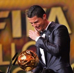 Ronaldo Tak Kuasa Menahan Haru Usai Hentikan Dominasi Messi