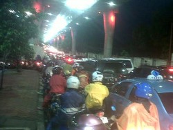 Jl TB Simatupang Ditutup untuk Perbaikan Jalan, Lalin Kacau
