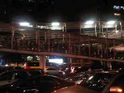 Aduuh! Antrean di Halte TransJ Benar-benar Bikin Stres