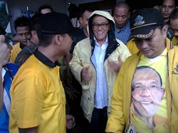 Kunjungi Korban Banjir, Ical: Jokowi dan Ahok Tahu yang Harus Dilakukan