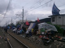 Dalam Semalam, Puluhan Bendera Partai Bertengger di Pengungsian