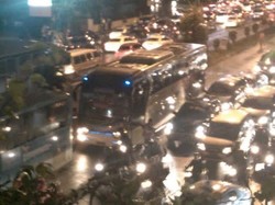 Macet, Sopir Bus Pariwisata yang Masuk Busway Sudirman Disemprot Petugas