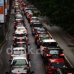 Lalin di Lenteng Agung Menuju Tol TB Simatupang Macet
