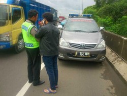 Pasang Sirine di Mobilnya, Pengendara ini Ditilang Polisi di Tol Bandara