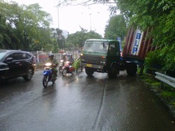 Kontainer Melintang di Jl Panjang, Lalin Macet