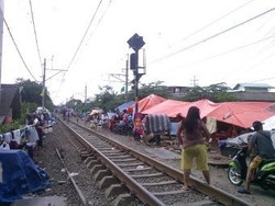 Korban Banjir Mengungsi di Pinggir Rel, KRL Hanya Lintasi Satu Rel