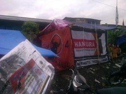 Bendera Parpol di Pengungsian, Warga: Saya Nggak Dapat Bantuan Tuh!