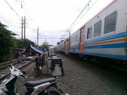 Begini Kondisi Pengungsian Banjir di Atas Rel KA Pasar Pesing