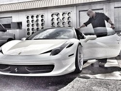 Dwayne The Rock Johnson Kesal Tak Muat dalam Mobil Ferrari