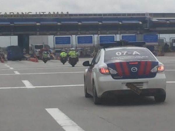 Pelat Nomornya Mau Copot Pak Polisi