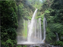 Dua Air Terjun Cantik di Kaki Gunung Rinjani