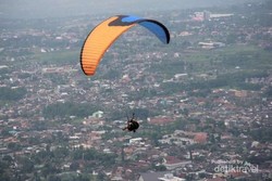 Main Paralayang di Batu, Seperti Memeluk Angkasa