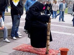 Sosok Hitam Misterius Melayang di Stuttgart