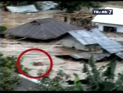 Mengerikan! Banjir Bandang Hancurkan Kota, Dua Ibu Terjebak