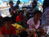 Warga Mengungsi di Atas Rel