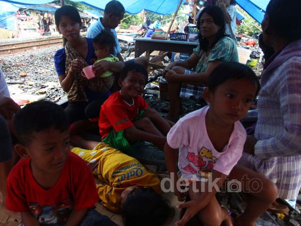 Warga Mengungsi di Atas Rel