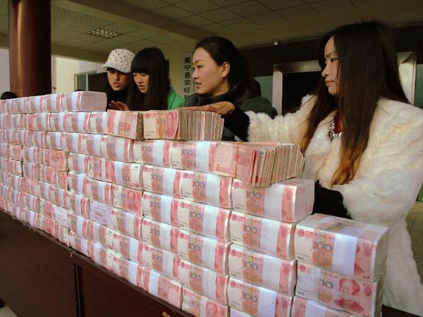 Warga China Antre Uang Rp 26 M