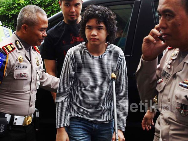 Dul Datangi Lantas Polda Metro Pakai Tongkat 