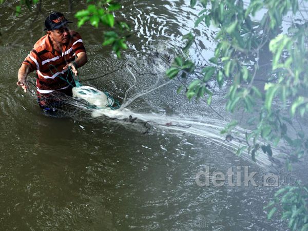 Mencari Ikan di Genangan Banjir