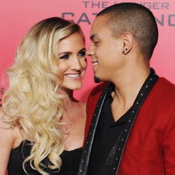 Ashlee Simpson Resmi Bertunangan dengan Evan Ross