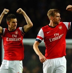 Koscielny dan Mertesacker Pasangan Bek Tengah Terbaik Premier League Saat Ini