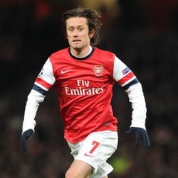 Oezil: Rosicky Salah Satu Gelandang Terbaik Premier League