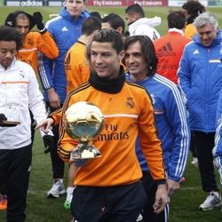 Agen: Ronaldo Bakal di Madrid Hingga Usia 40 Tahun Agen: Ronaldo Bakal di Madrid Hingga Usia 40 Tahun