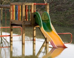 Tips untuk Orangtua, Agar Balita Anda Tidak Takut Saat Lihat Banjir