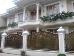  Usai Geledah Rumah Ketua Golkar Jatim, KPK Bawa Travel Bag Dikawal Brimob