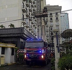 2 Orang Terluka akibat Kebakaran di Lantai 7 Hotel Kaisar