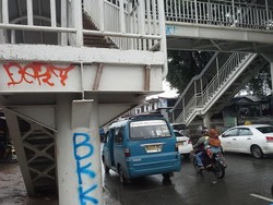 Jembatan di Lenteng Agung Ini Baru Sebulan Sudah Dicorat-coret