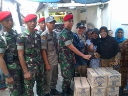 Lagi, Kopassus Didampingi Lurah Susan Beri Sembako ke Warga