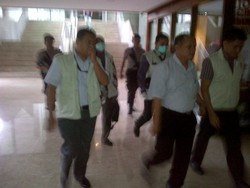 7 Jam Lebih di Ruang Bhatoegana, Penyidik KPK Angkut Kardus dan Koper