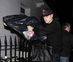 Lindsay Lohan Keluar dari Klub Malam Ditutupi Plastik Sampah