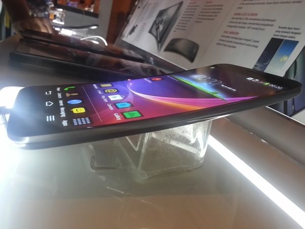 Pesona Ponsel Lengkung LG G Flex