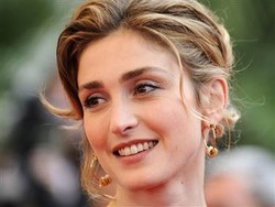 6 Cerita Tentang Si Cantik Julie Gayet, Selingkuhan Presiden Prancis