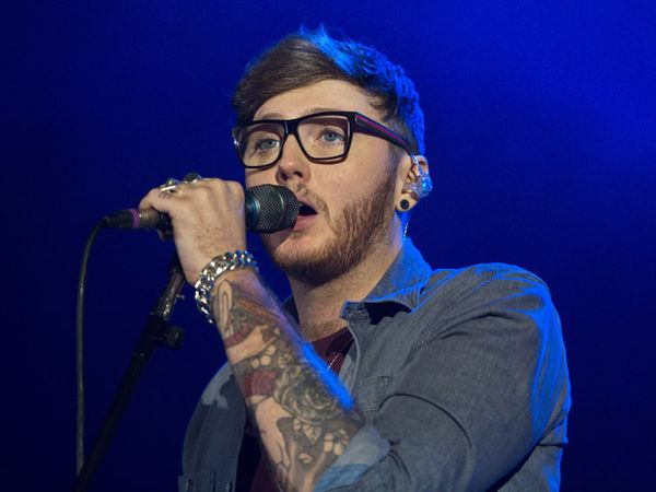 Aksi Panggung James Arthur di Hammersmith Apollo