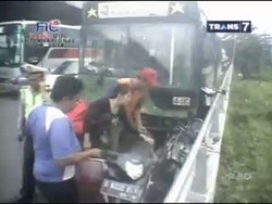 Rem Blong, Bus Alami Kecelakaan Beruntun