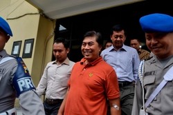 Sempat Mengaku Sakit, Bupati Salim Tersangka Korupsi Tersenyum di Kejati