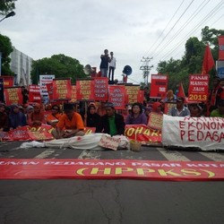Ratusan Pedagang Demo Mangkraknya Pembangunan Pasar Sukoharjo