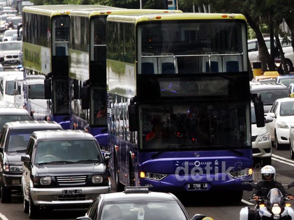 Bus Tingkat Pariwisata Belah Kemacetan Jakarta