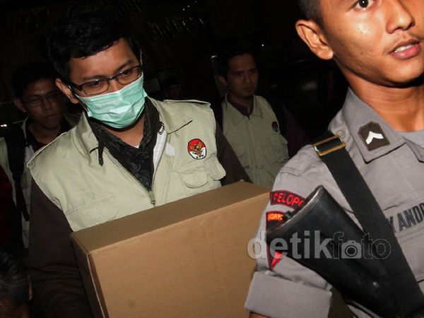 Ruang Kerja Sutan Bhatoegana Digeledah Ruang Kerja Sutan Bhatoegana Digeledah