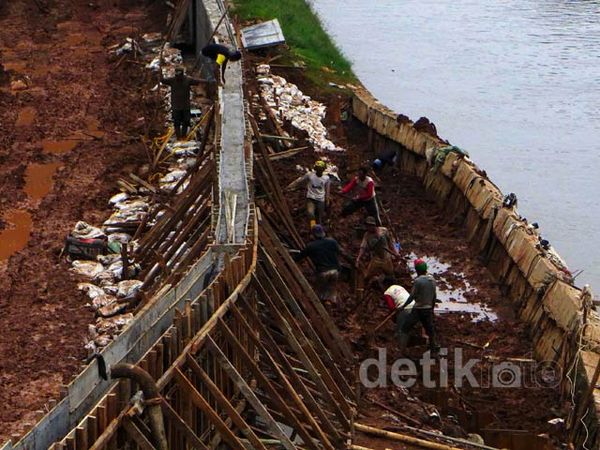 Perbaikan Tanggul Latuharhary Selesai Akhir Januari