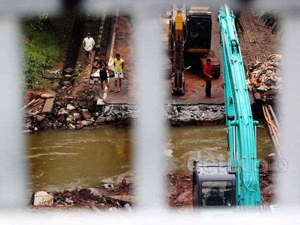 Jalan TB Simatupang yang Ambles Diperbaiki
