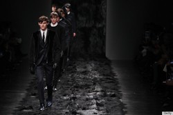 Mens Fashion Week: Show Penuh Bulu Fendi, dari Baju Hingga Karpet Runway