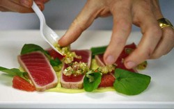 Chef di California Protes Atas Peraturan Wajib Pakai Sarung Tangan