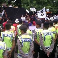 Ratusan Pedagang Asongan Demo di Stasiun Tolak Pelarangan Jualan