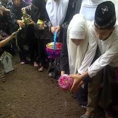 Empat Anak Khofifah Ikuti Prosesi Terobosan di Bawah Keranda Jenazah Bapaknya