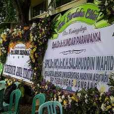 Karangan Bunga Duka Cita Suami Khofifah Indar Parawansa Berdatangan